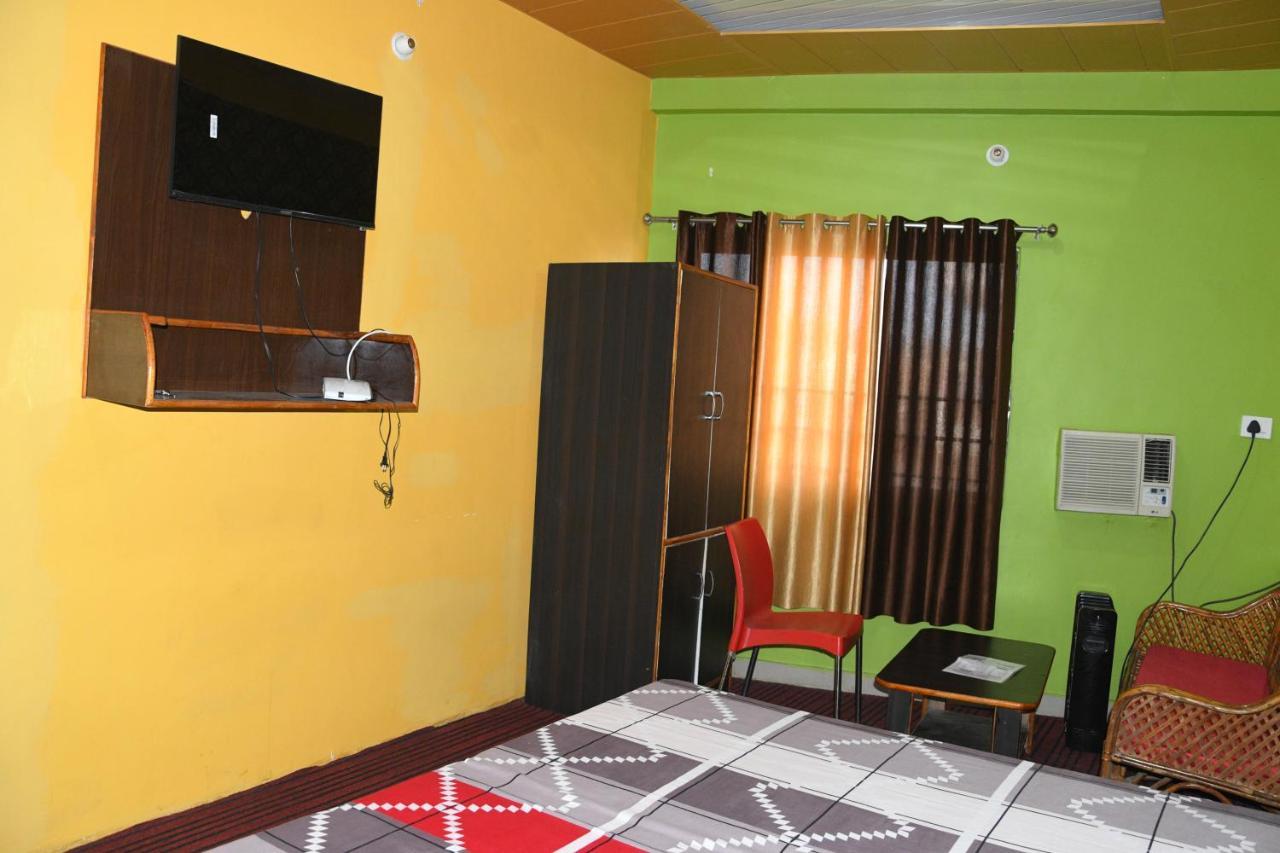 Hotel Mountain View And Rooftop Restaurant Pithorāgarh Exteriér fotografie